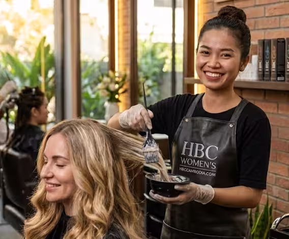 hbc-premium-womens-dimensional-blonde-highlights-phnom-penh (ou hbc-expert-coloration-sourire-vorleak-phnom-penh si vous voulez réutiliser le nom de la coiffeuse "Vorleak" pour la personnalisation).